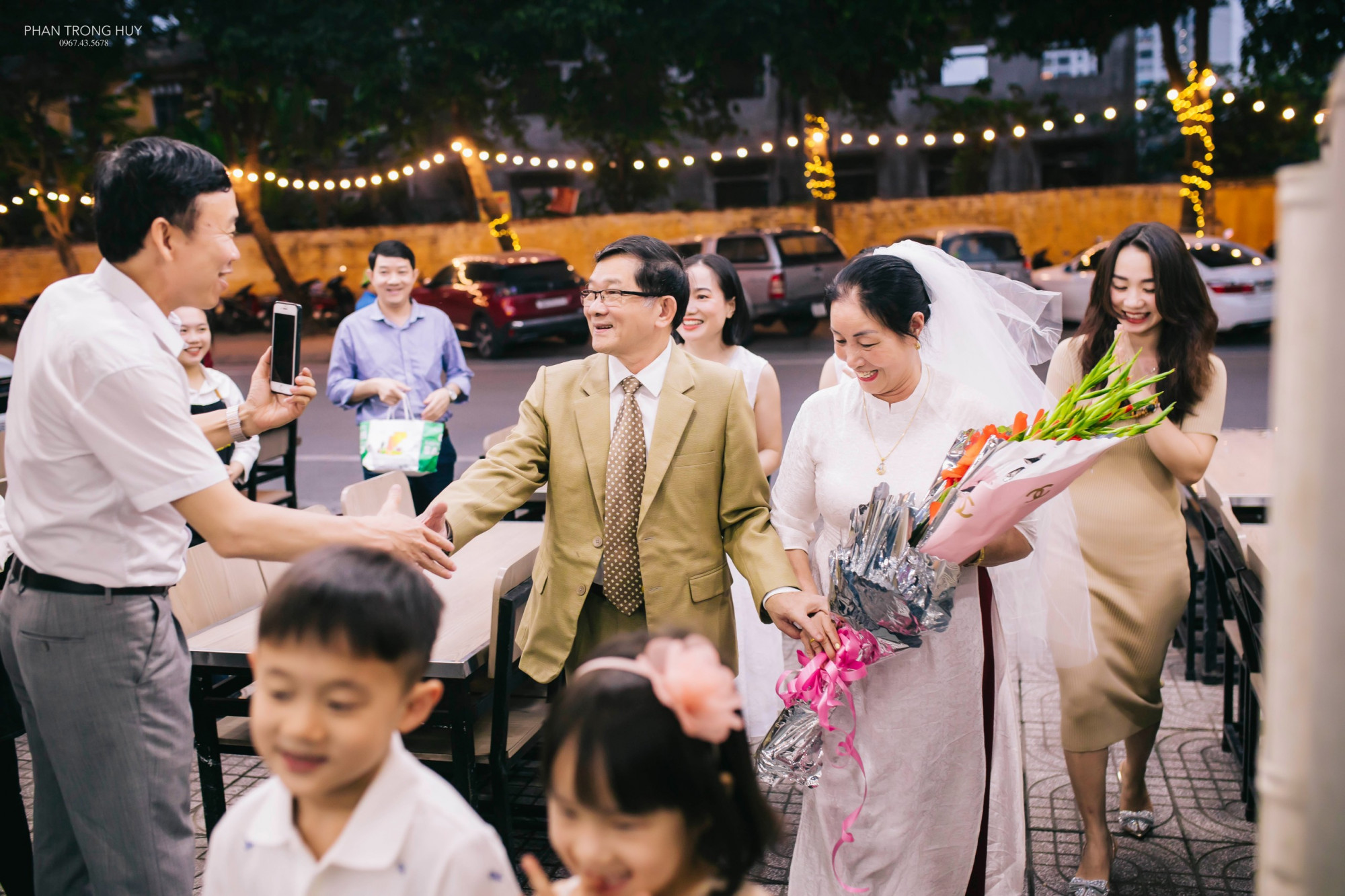Được con cháu tổ chức lại đám cưới, vợ chồng bác sĩ Việt không khỏi bất ngờ vui vẻ(ảnh gia đình cung cấp)(
