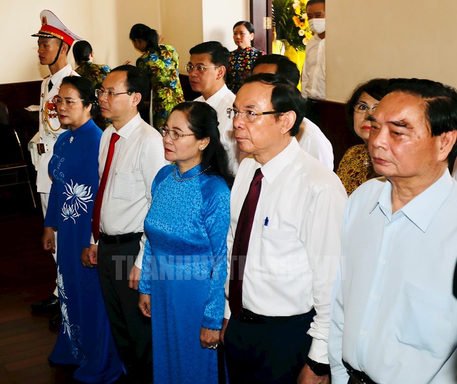 Các đại biểu dâng hoa tưởng niệm Chủ tịch Hồ Chí Minh tại Bảo tàng Hồ Chí Minh - Chi nhánh TPHCM