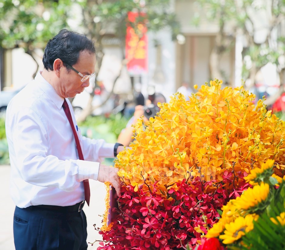 Bí thư Thành ủy TPHCM Nguyễn Văn Nên dâng hoa lên Chủ tịch Hồ Chí Minh tại Công viên Tượng đài Chủ tịch Hồ Chí Minh
