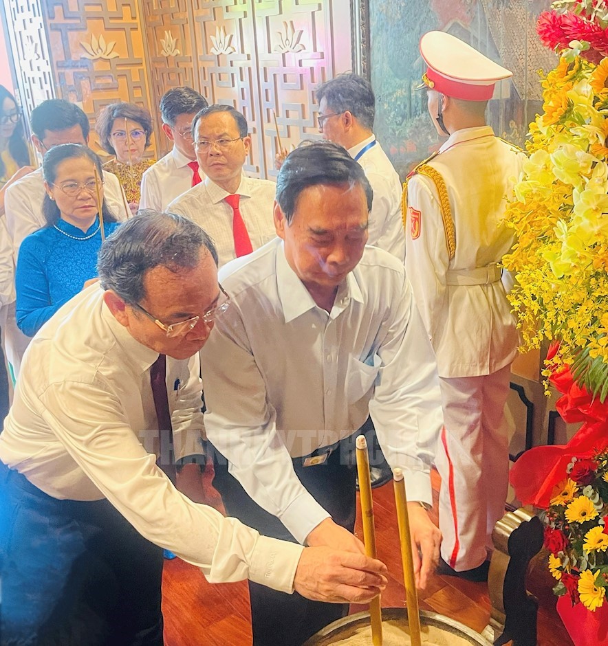 Đồng chí Nguyễn Văn Nên và đồng chí Lê Hồng Anh dâng hương tưởng niệm Chủ tịch Tôn Đức Thắng