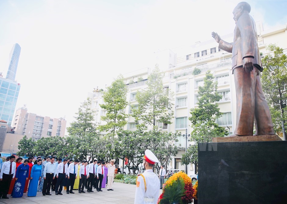 Các đại biểu dành phút mặc niệm tưởng nhớ Chủ tịch Hồ Chí Minh tại Công viên Tượng đài Chủ tịch Hồ Chí Minh