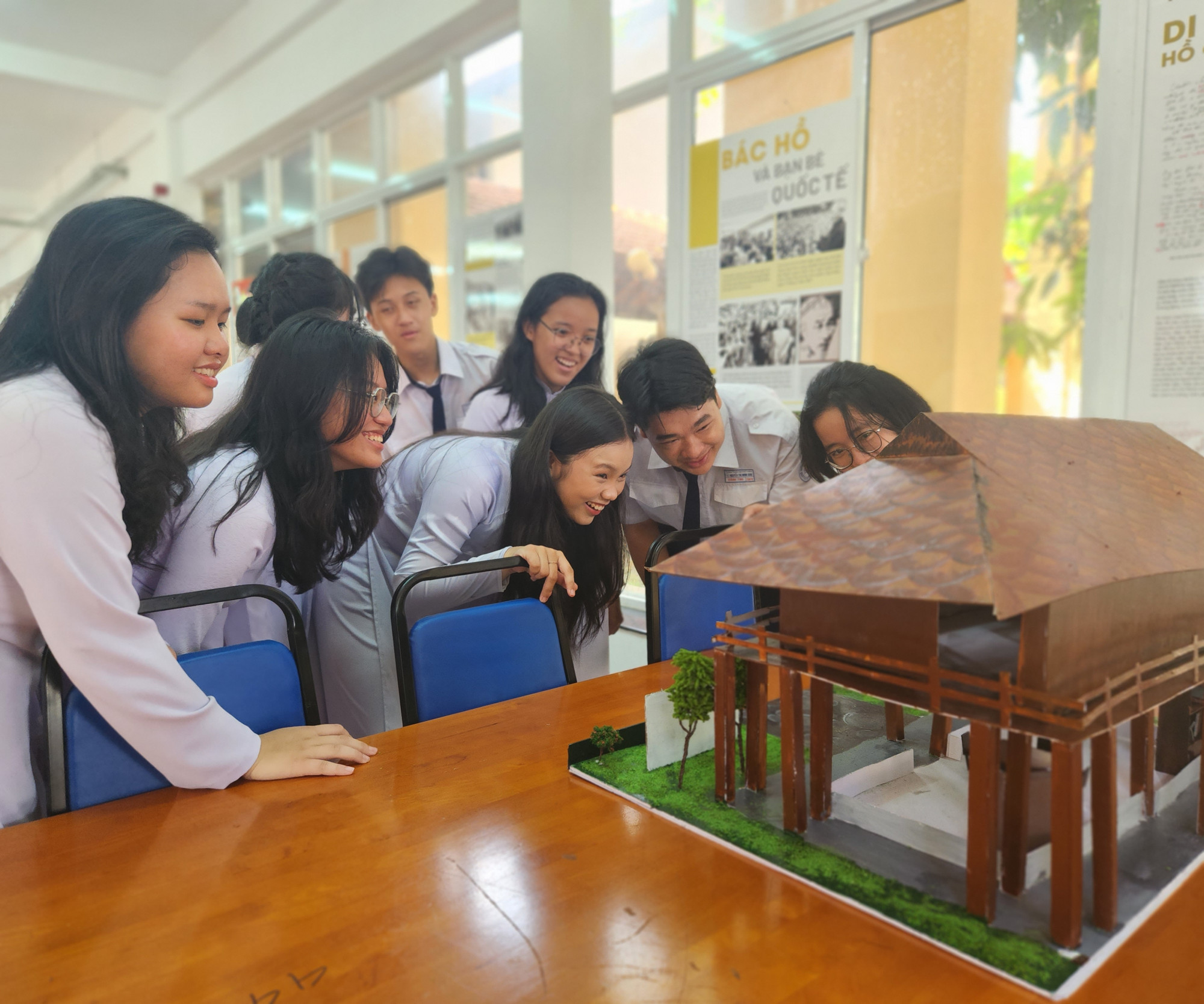 Mô hình nhà sàn do học sinh nhà trường thiết kế làm Không gian văn hoá Hồ Chí Minh thêm sinh động