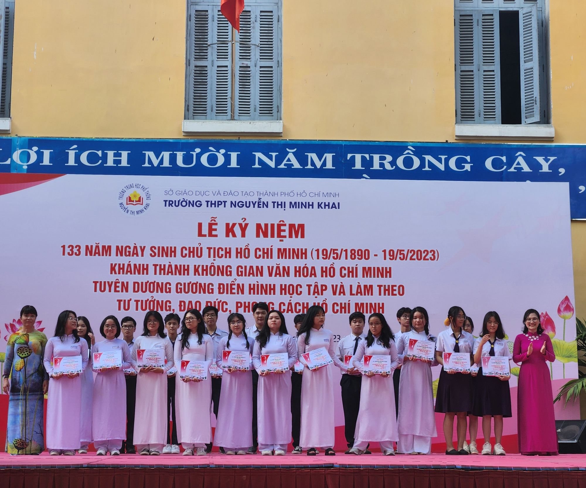 Tuyên dương học sinh học tập và làm theo tư tưởng, đạo đức, phong cách Hồ Chí Minh