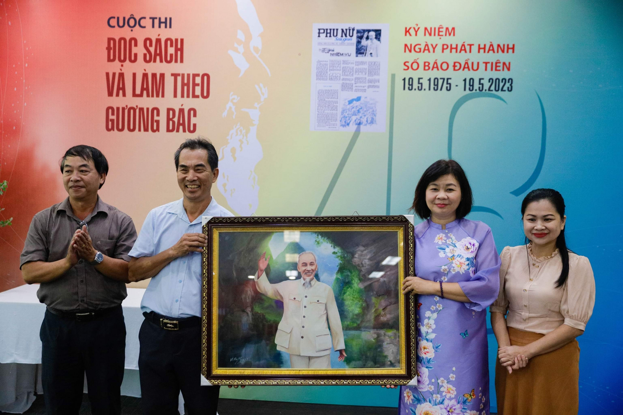 Bà Lý Việt Trung - Tổng biên tập Báo Phụ nữ TPHCM nhận ảnh chân dung Bác từ họa sĩ Như Ngọc