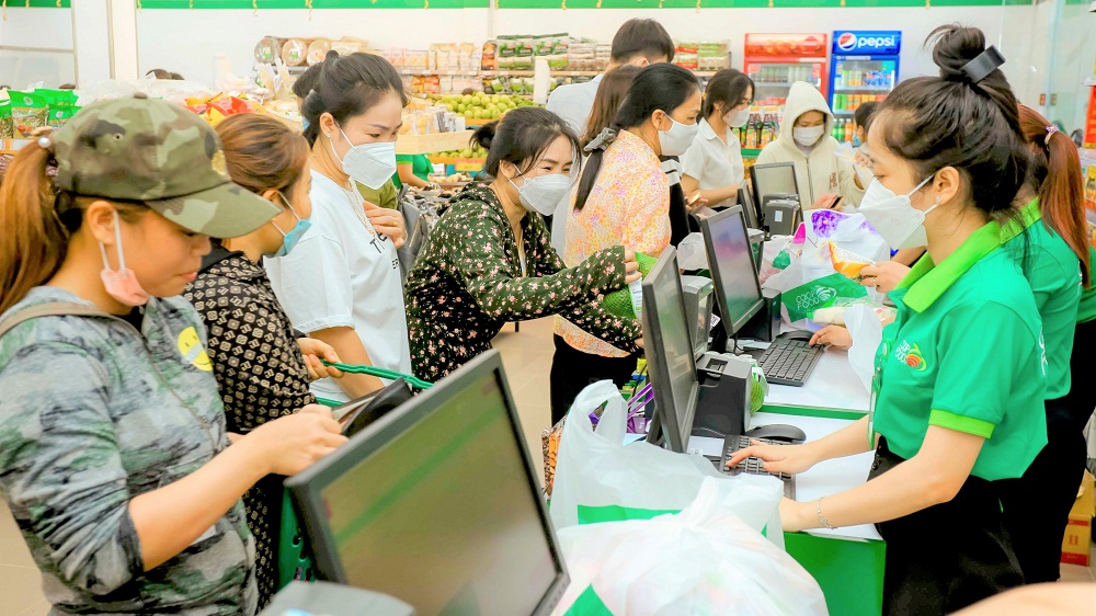 Khách hàng tham gia mua sắm tại sự kiện khai trương - Ảnh: Saigon Co.op
