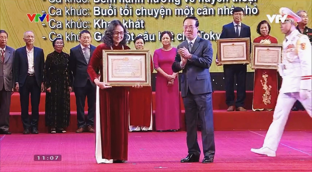 Chủ tịch nước Võ Văn Thưởng trao giải thưởng Hồ Chí Minh cho vợ của cố nhạc sĩ Hồng Đăng