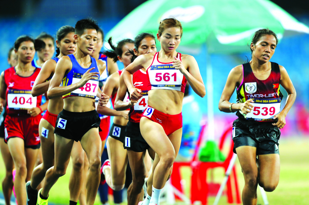 Vận động viên Nguyễn Thị Oanh trên đường chạy tại SEA Games 32 - ẢNH: ĐỨC ĐỒNG
