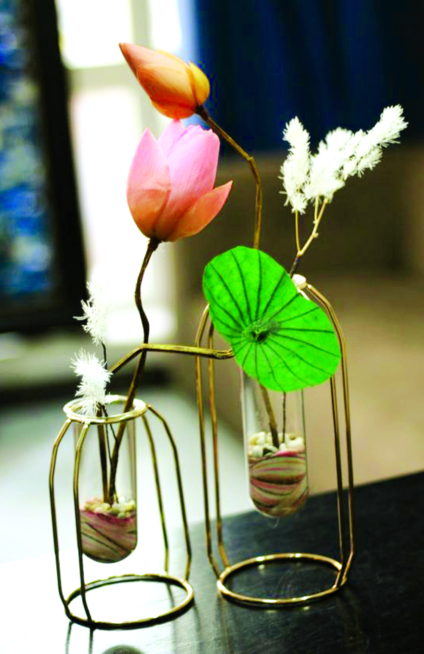 Hoa sen khô với thiết kế lọ cắm độc đáo của thương hiệu hoa khô Việt Marguerite  ẢNH: LỌ THỦY TINH VÀ HOA