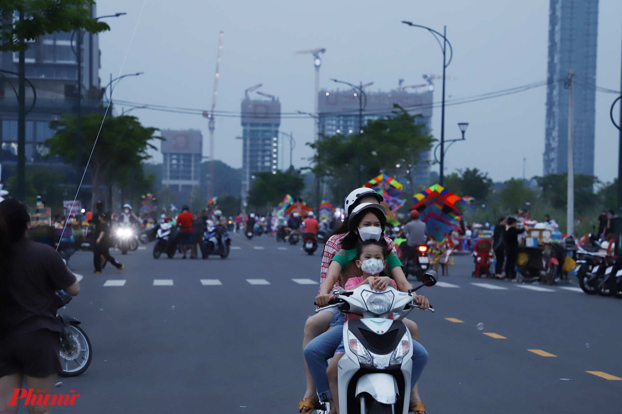 Càng về tối, những người đứng ở lòng đường thả diều dễ gây nguy hiểm cho người tham gia giao thông vì ánh sáng, sự chú ý giảm