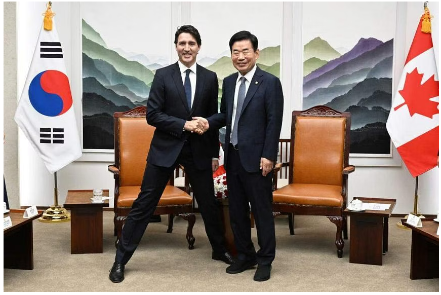 Thủ tướng Canada Justin Trudeau chụp ảnh cùng Chủ tịch Quốc hội Kim Jin-pyo được truyền thông Hàn Quốc ca ngợi là ấm áp và quan tâm.