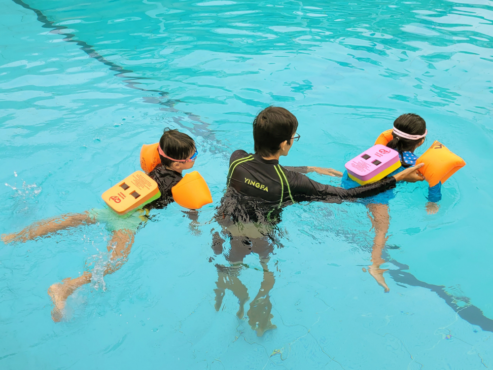 Trẻ em học bơi tại một hồ bơi ở quận 7. Số hồ bơi đạt chuẩn từng là lợi thế của TPHCM trong đào tạo, huấn luyện các bộ môn thể thao dưới nước - ẢNH: THU LÊ