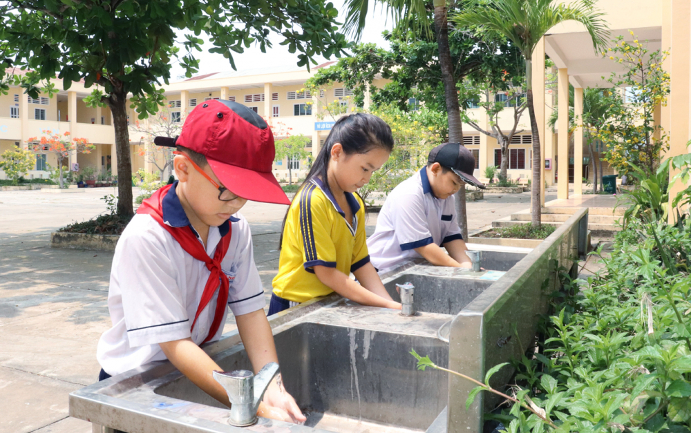 Nhờ đẩy mạnh phát triển đường ống, đến nay nước sạch do SAWACO cung cấp đã được đưa đến cho người dân, học sinh tại xã Lý Nhơn, huyện Cần Giờ, TPHCM