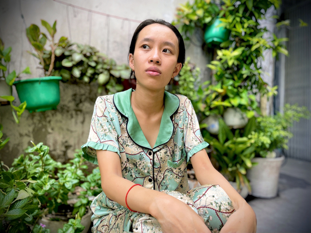 Chị Đỗ Huỳnh Như mong ước sẽ mua được nhà sau 10 năm dành dụm để đón mẹ và em gái ở quê lên TPHCM ở cùng ẢNH: NGUYỄN NGÂN