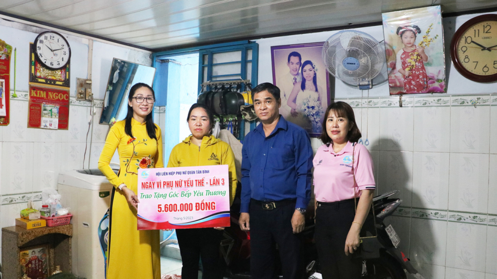 Bà Đỗ Thị Ngọc Lan (bìa trái) - Chủ tịch Hội LHPN quận Tân Bình - trao góc bếp cho gia đình chị Đoàn Thị Hằng - ẢNH: TRANG THƯ
