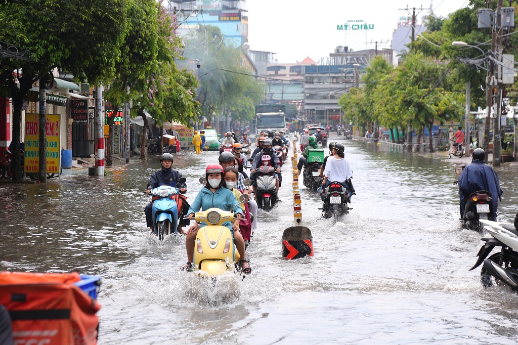 Đường Nguyễn Văn Khối, quận Gò Vấp bị ngập sâu.