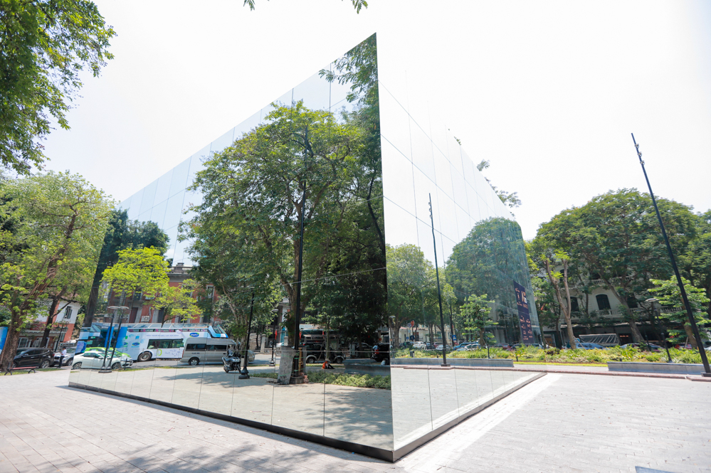 Phía bên trong 4 tấm kính lớn là khu trưng bày các thiết kế đoạt giải nhà ở và nội thất được giới thiệu đến công chúng.