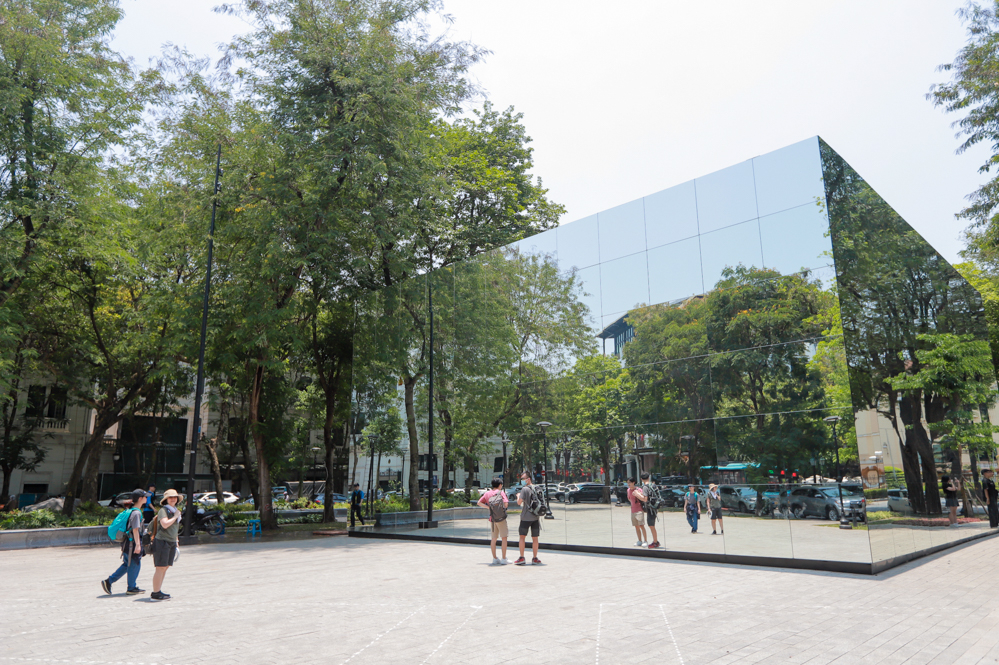 Người dân và cả du khách nước ngoài cũng cảm thấy thích thú trước những khối gương lớn ngay giữa trung tâm Hà Nội.