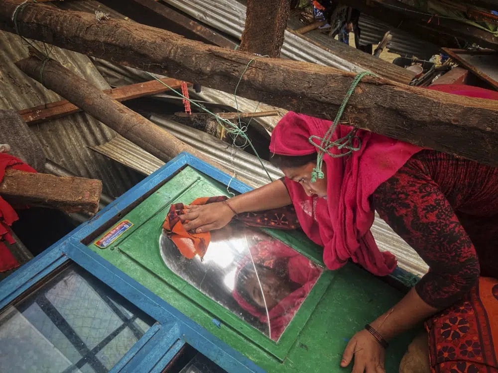 Một người phụ nữ thu dọn đồ đạc từ ngôi nhà bị hư hại do Bão Mocha tại đảo Saint Martin ở Cox's Bazar, Bangladesh vào ngày 15/5