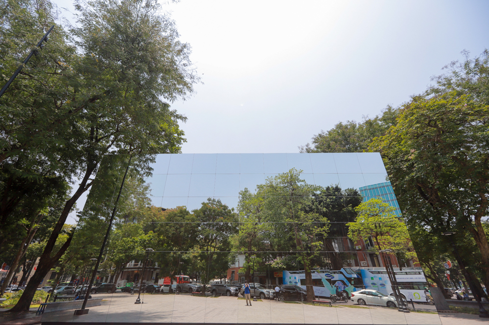 Hà Nội chưa từng có khối gương kính lớn như thế này là một không gian triển lãm ngay giữa Trung tâm Thành phố.