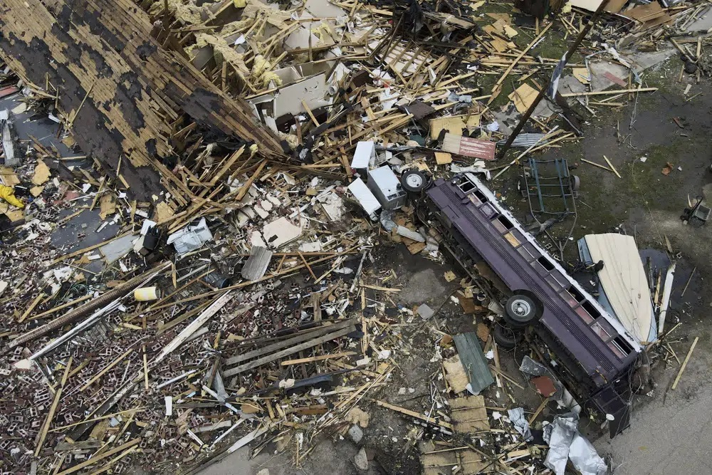 Các mảnh vỡ vương vãi xung quanh những ngôi nhà bị hư hại do lốc xoáy vào ngày 26 tháng 3 năm 2023, tại thành phố Rolling Fork, Mississippi, Hoa Kỳ