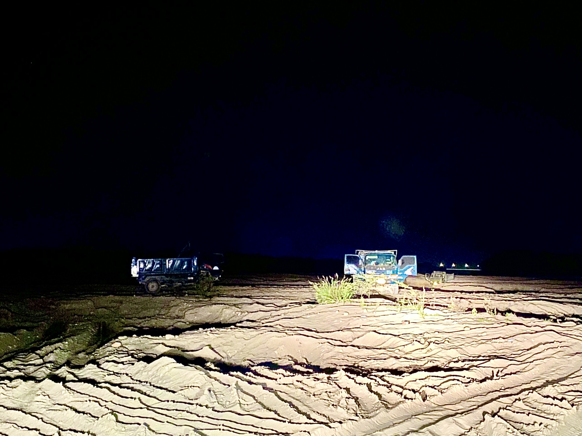 Khai thác cát trộm tại mỏ cát vào ban đêm