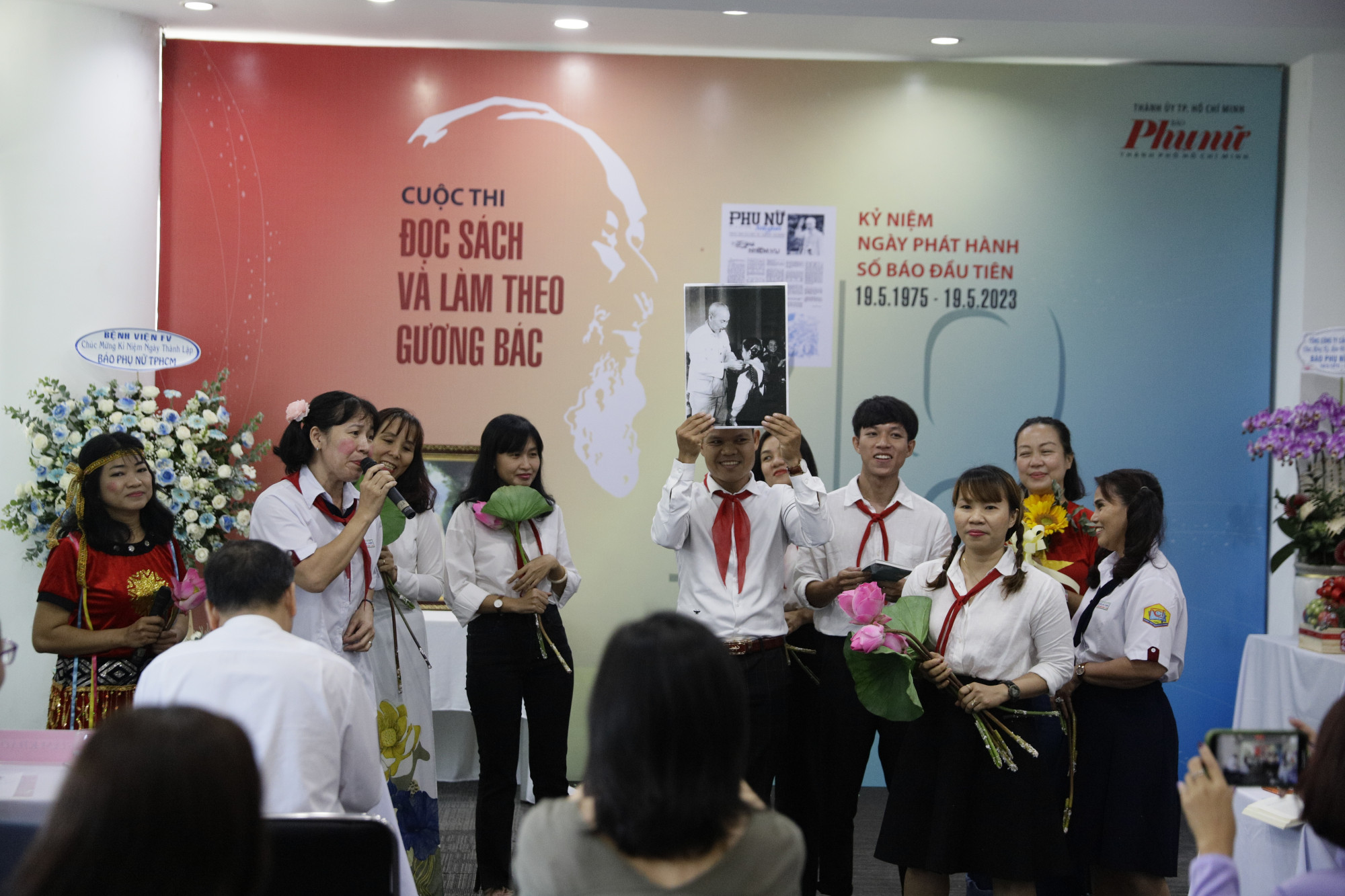 Tập thể CNV-phóng viên báo Phụ nữ TPHCM tham gia cuộc thi với nhiều hình thức: thuyết trình, hát, múa, talkshow...Ảnh: Phùng Huy.
