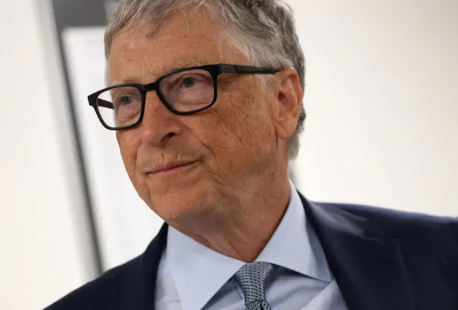 Bill Gates bị người bạn tỷ phú  Jeffrey Epstein - một tỷ phú bị kết tội về buôn bán tình dục, được cho là từng dọa sẽ tiết lộ chuyện ngoại tình giữa tỷ phú Bill Gates và ngôi sao chơi bài người Nga Mila Antonova.