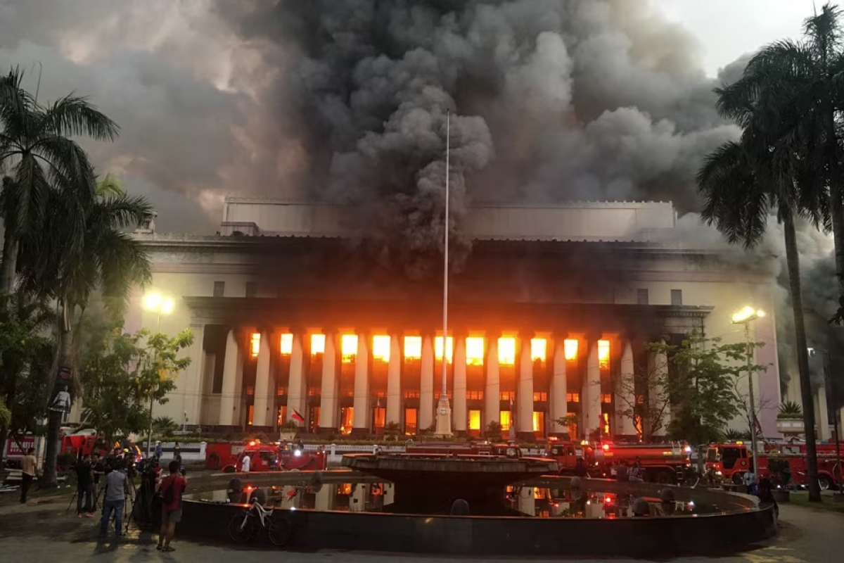 Bưu điện trung tâm Manila là một trong những tòa nhà văn phòng sầm uất nhất thủ đô và hiện đang tạm thời đóng cửa sau vụ hỏa hoạn nghiêm trọng.