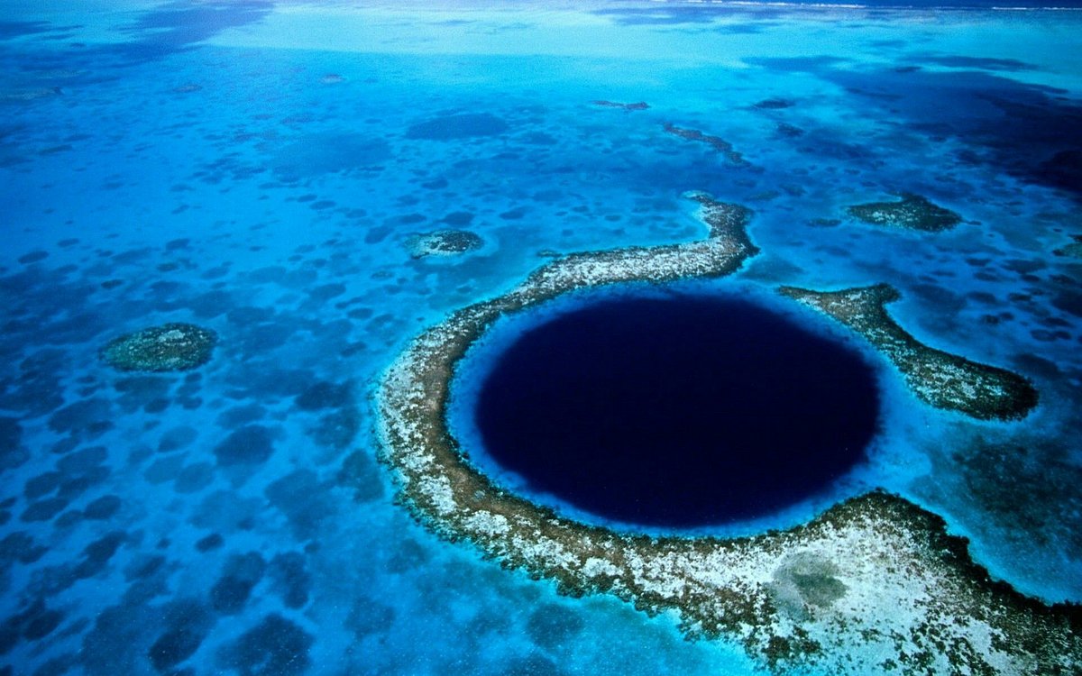 Great Blue Hole nằm giữa lòng biển thuộc thành phố Belize, đất nước Balize. Trong một chuyến phiêu lưu xuống đáy đại dương ngoài khơi vùng biển Caribbean, cách trung tâm thủ đô Belize khoảng 100km, thợ lặn người Pháp lừng danh, Jacques-Yves Cousteau, đã khám phá ra cái hố xanh này. Ông đã đặt tên cho nó là Great Blue Hole. Sau khi được phát hiện, hố xanh khổng lồ này trở thành một điểm đến đáng mơ ước của nhiều người, là một nơi lặn biển lí tưởng của các thợ lặn. 
