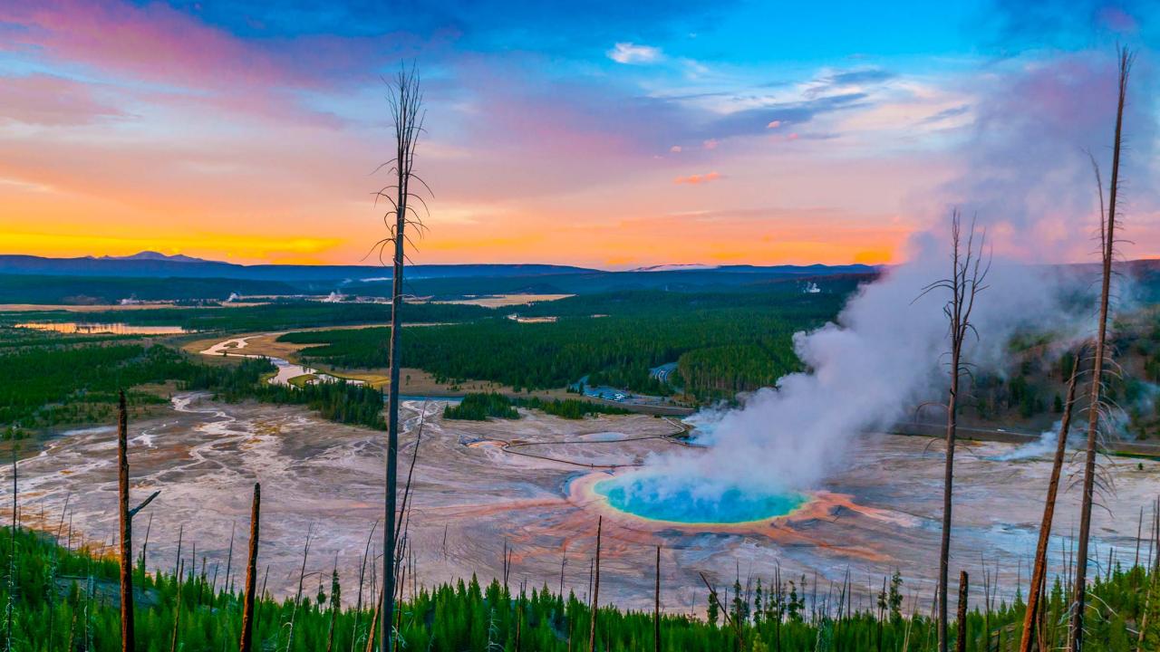 Yellowstone – Công viên đầu quốc gia đầu tiên trên thế giới thuộc bang Wyoming, Montana và Idaho, Hoa Kỳ với hơn 800.000 héc ta đồi núi, những mạch nước phun kỳ ảo và những cảnh đẹp hút hồn