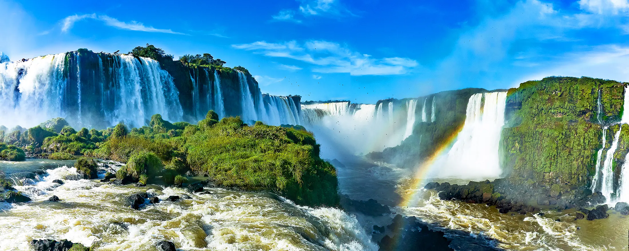 Nằm giữa biên giới Brazil và Argentina, thác Iguazu được cả hai quốc gia ra sức bảo vệ và thu hút hàng trăm nghìn du khách đến đây tham quan và nghỉ dưỡng. Thác Iguazu được người Tây Ban Nha phát hiện ra lần đầu tiên vào năm 1541. Tên thác gọi theo tiếng bản địa Guarani gồm hai âm I là lớn và Guazu là nước có nghĩa là “nước lớn”. Thác nước hình thành từ sự phun trào của núi lửa, tạo nên khe nứt trong lòng đất. Dòng dung nham rực lửa ngày trước bây giờ đã biến thành những dải nước nối nhau chảy xuống dòng sông xanh mát.