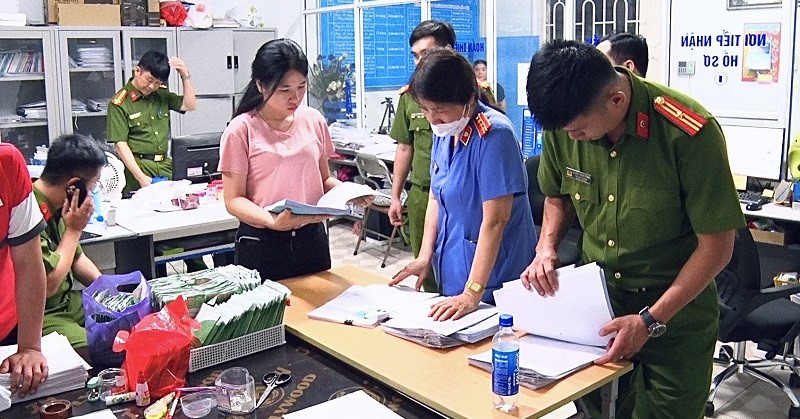 Cơ quan điều tra khám xét Trung tâm dạy nghề tư thục Tùng Linh. Ảnh: Công an Lạng Sơn