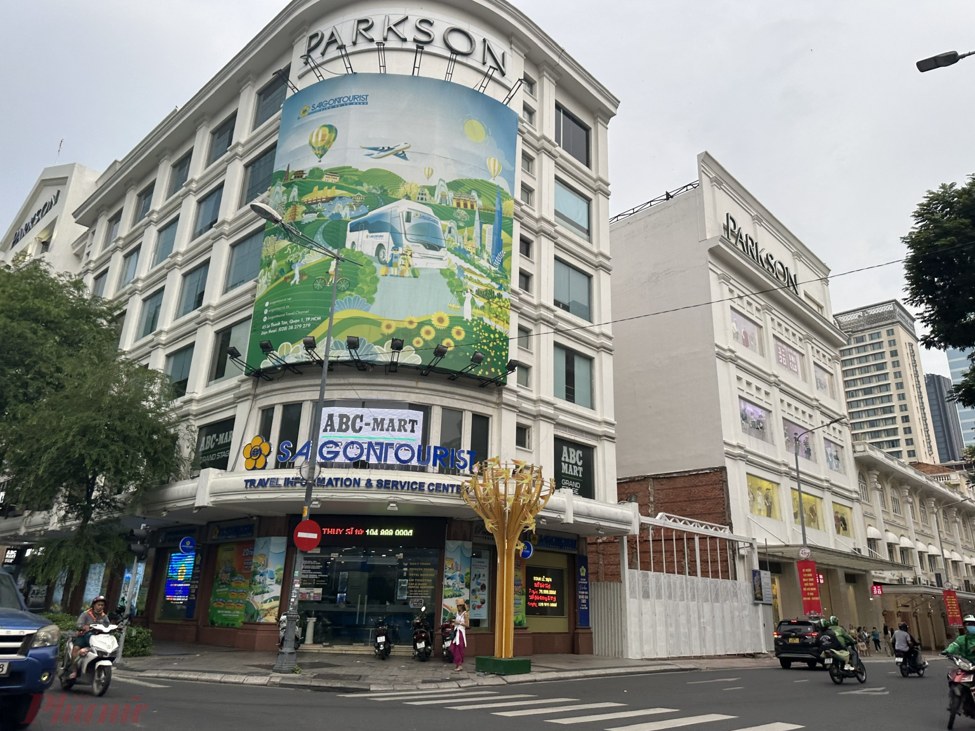 P Parkson Saigon Tourist Plaza tại quận 1, thời kỳ hoàng kim Parkson có đến 10 trung tâm thương mại ở Việt Nam.