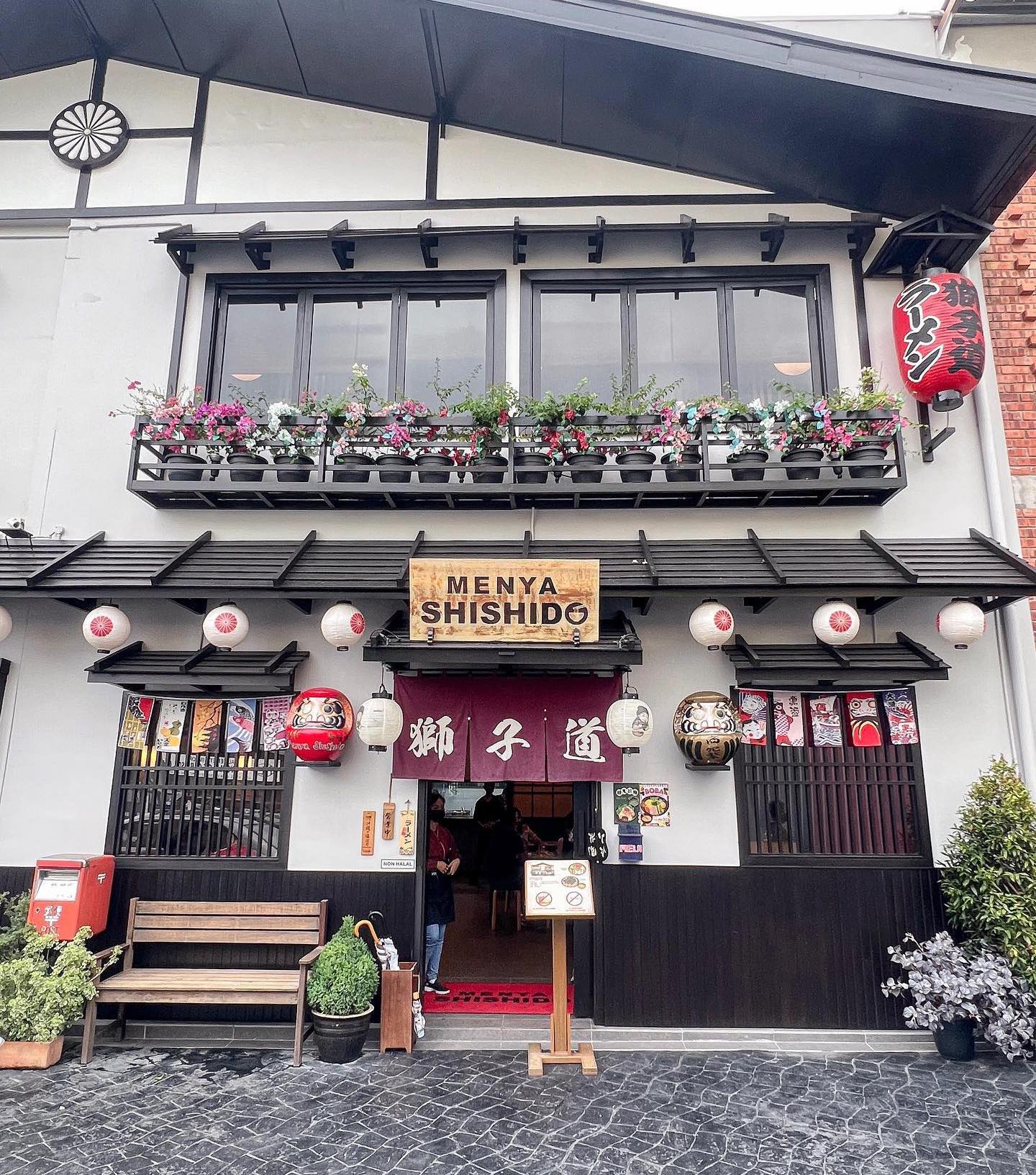 Cửa hàng ramen này ở Petaling Jaya, Kuala Lumpur đã giới thiệu một món ăn có giới hạn thời gian, không ai khác chính là — bạn đoán xem — King Ramen . Đúng như tên gọi của nó, nơi bạn thực sự có được sự giao thoa giữa vua của các loại trái cây và Tonkotsu ramen. Đây là loại đầu tiên thuộc loại này và được quảng cáo là một quả bom hương vị với vị kem độc đáo chắc chắn sẽ “sưởi ấm tâm hồn và thỏa mãn cơn thèm của bạn”. 