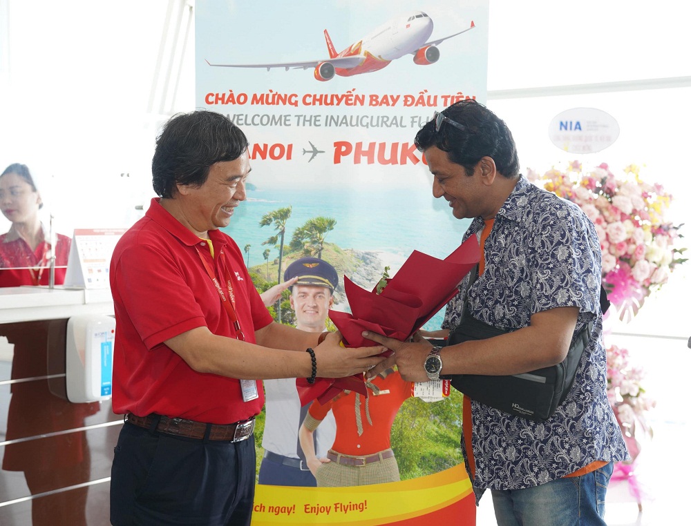 Phó tổng giám đốc Vietjet Nguyễn Đức Thịnh chào mừng các hành khách trên chuyến bay khai trương Hà Nội - Phuket - Ảnh: Vietjet