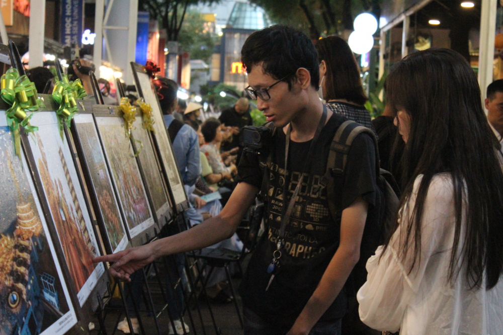 Nhiều bạn trẻ quan tâm đến triển lãm ảnh Phật giáo với hòa bình.