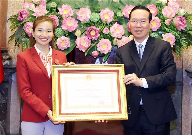 Chủ tịch nước Võ Văn Thưởng trao tặng Huân chương Lao động hạng Nhì cho vận động viên điền kinh Nguyễn Thị Oanh, đoạt 4 HCV tại SEAGames 32. Ảnh: Thống Nhất/TTXVN