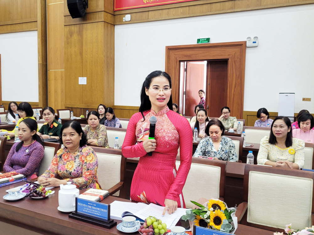 Bà Nguyễn Thị Thanh Thảo chia sẻ về công tác cán bộ nữ, cán bộ trẻ hiện nay - ẢNH: THU LÊ