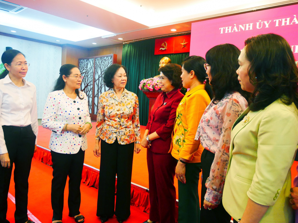 Thường trực Ban Bí thư Trương Thị Mai (thứ ba từ trái sang) trò chuyện với các cán bộ nữ tại TPHCM nhân hội nghị chuyên đề “Xây dựng, phát triển đội ngũ cán bộ nữ đáp ứng yêu cầu giai đoạn mới” - ẢNH: TUYẾT DÂN