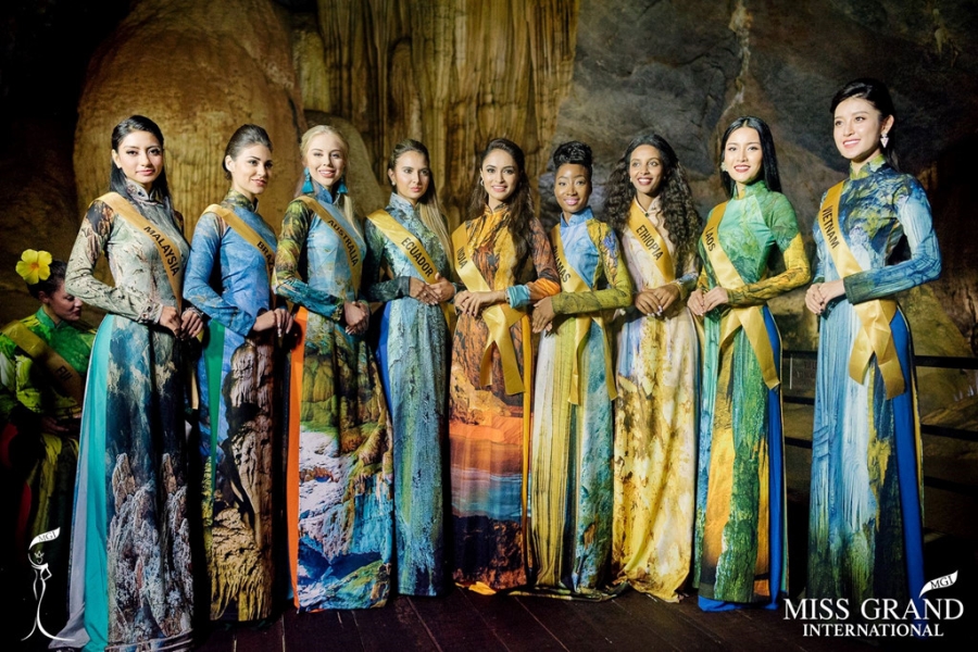 Các thí sinh Hoa hậu Hoà bình Quốc tế 2017 tham quan hang động tại Quảng Bình