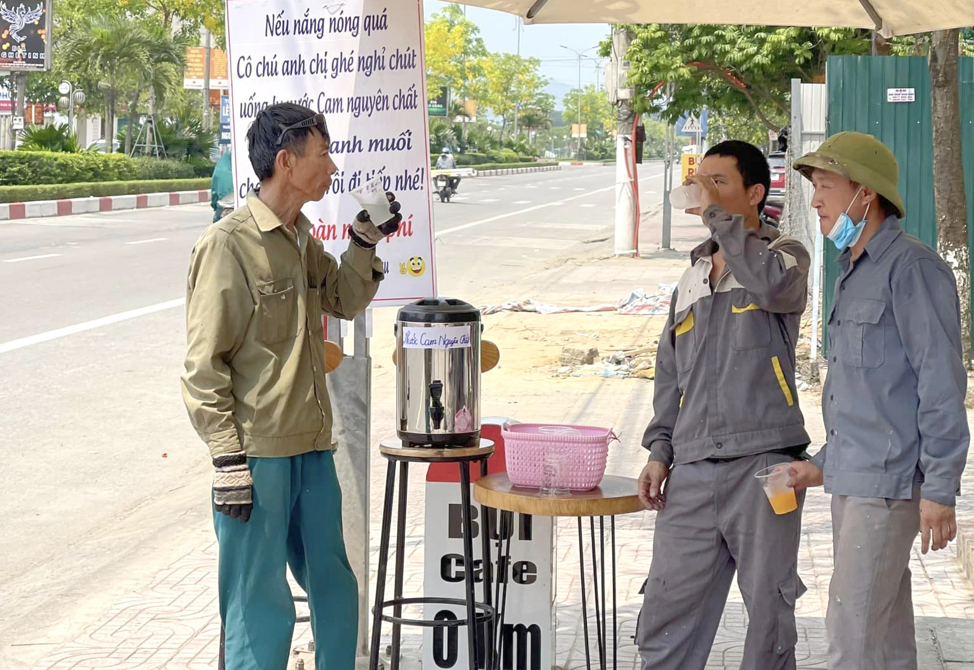 Những đợt nắng nóng trước, quán cà phê này từng đặt nước cam, trà đá phục vụ miến phí cho người dân - Ảnh: Khánh Trung