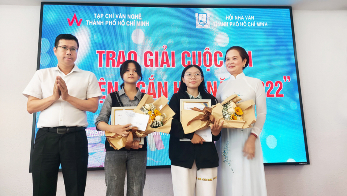 Hoàng Yến (thứ hai từ phải sang) là 1 trong 2 tác giả được trao giải thưởng Tác giả trẻ của cuộc thi Truyện ngắn hay năm 2022  (do Tạp chí Văn nghệ TPHCM phối hợp với Hội Nhà văn TPHCM tổ chức) với tác phẩm viết về bạo lực học đường - ẢNH: NGỌC TUYẾT