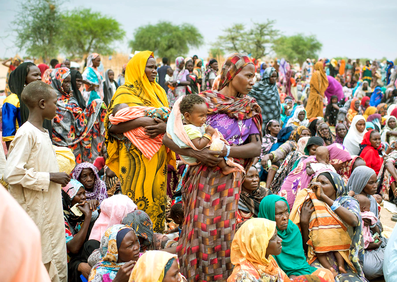 Những người tị nạn Sudan đến nước láng giềng Chad, trong đó đa số là phụ nữ mang theo con nhỏ - ẢNH: UNHCR