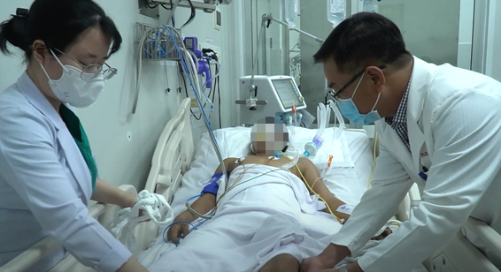 Bệnh nhân ngộ độc botulinum tại TPHCM đang được điều trị tại Bệnh viện Chợ Rẫy