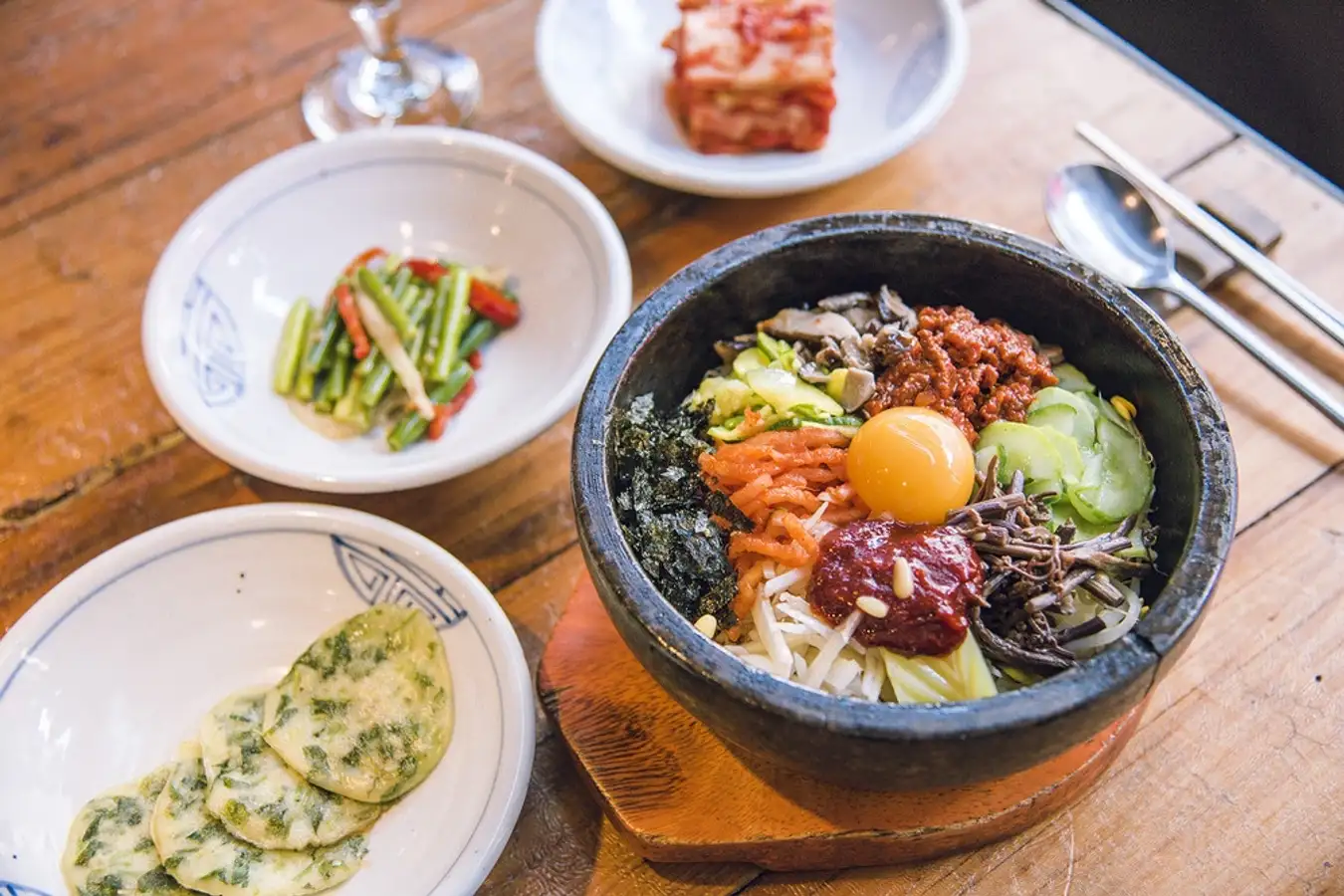 Khám phá ẩm thực độc đáo ở Incheon Nền ẩm thực đa dạng của Hàn Quốc có thể chiều lòng mọi du khách khi đến với thành phố Incheon. Tuy nhiên, nếu chỉ có vài ngày để khám phá thành phố này, bạn có thể lựa chọn thưởng thức các món ăn độc đáo sau.  Soondubu Jjigae – đậu phụ hầm cay Theo kinh nghiệm du lịch Incheon, Soondubu Jjigae là món ăn ngon nhất mà bạn nhất định phải thử. Đặc biệt, nếu bạn yêu thích những món cay, thì Soondubu Jjigae chắc chắn sẽ khiến bạn cảm thấy hài lòng. Thành phần chính của món ăn đậu phụ hầm cay gồm đậu phụ non,các loại nấm (nấm hương, nấm đùi gà hoặc nấm kim), thịt bò hoặc thịt lợn, ngao, tôm và rau thơm.  Ngoài ra, nước dùng của món ăn này là nước hầm xương được ninh trong nhiều giờ đồng hồ. Các đầu bếp sẽ trình bày món ăn trong bát đá để giữ nhiệt lâu hơn. Nếu bạn yêu cầu, đầu bếp sẽ cho thêm một miếng trứng ốp la lên trên để tạo thêm hương vị đậm đà cho món ăn.  Món Soondubu Jjigae – đậu phụ hầm cay Soondubu Jjigae là món ăn ngon nhất mà bạn nhất định phải thử. @Tiffany Angela  Kkotgetang – Cua xanh luộc Incheon là cảng biển lớn thứ 3 của Hàn Quốc, sau Seoul và Busan. Vì vậy, khi đến đây, bạn sẽ được thưởng thức những món hải sản tươi ngon, được đánh bắt tự nhiên từ vùng biển địa phương. Theo kinh nghiệm du lịch Incheon Hàn Quốc, người ta chỉ bắt cua xanh để luộc vào tháng 6. Vì đây là thời điểm mà cua xanh sinh sản và trọng lượng đạt đến mức cao nhất.  Khi lựa chọn loại hải sản này, bạn nên lựa những con vỏ cứng, bụng đỏ, và bọc trứng màu vàng. Món ăn này vô cùng nổi tiếng và thu hút lượng khách đông đảo đến các quán hải sản địa phương để thưởng thức. Đặc biệt, người bản địa thường ăn kèm món này với mù tạt, nước sốt ướt và kim chi.  Món Kkotgetang – Cua xanh luộc Kkotgetang thu hút lượng khách đông đảo đến các quán hải sản địa phương. @Finch JungSooNae  Multeombeongitang – Cá nhám chưng tương Cá nhám dẹp được đánh bắt tự nhiên ở vùng biển Incheon và được các đầu bếp tài ba chế biến thành nhiều món hấp dẫn. Người dân thường chưng loại cá này với nước tương cay.  Theo kinh nghiệm du lịch Incheon tự túc, món ăn này thường được ăn kèm với tương ớt truyền thống của người Hàn Quốc, mù tạt và kim chi. Khi thưởng thức món ăn này, bạn nhất định phải gọi thêm một chai Soju để nhấm nháp.