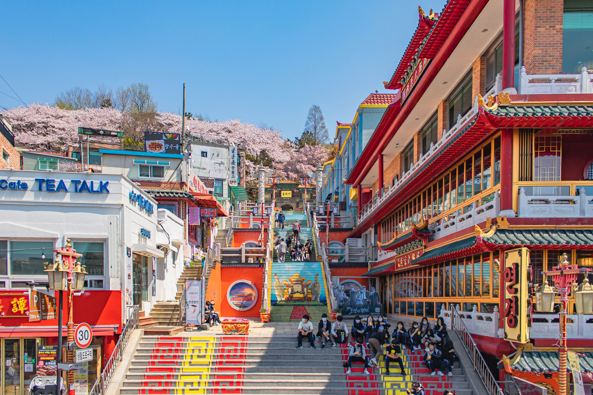 Các địa điểm tham quan nên ghé khi đến Incheon: China Town ở Incheon là khu phố người Hoa nổi tiếng nhất Hàn Quốc, xuất hiện từ cuối thế kỉ 19. Đến đây, bạn sẽ có dịp tham quan con đường dài 150m với những bức họa ở hai bên cùng những hàng quán được trang trí bắt mắt là điểm thu hút khách du lịch đến với khu phố này. Các món nên thử tại China Town gồm sủi cảo, xiên que, mì tương đen phong các Hàn-Trung. 