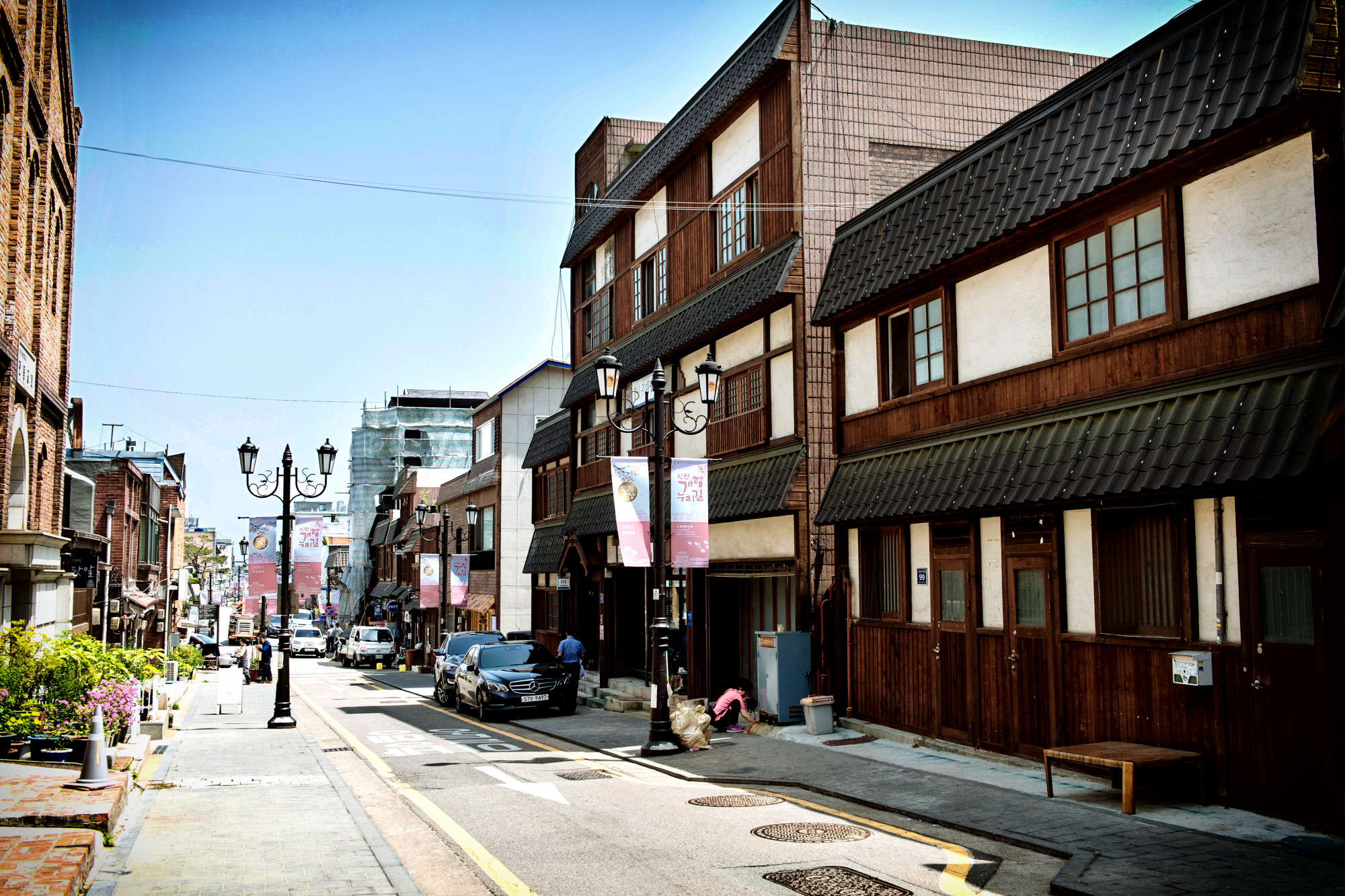 Khi Cảng Incheon được khai trương vào năm 1883, đây là nơi người ta có thể cảm nhận được lịch sử và văn hóa phong phú được tích lũy hơn 126 năm. Trước đây được sử dụng bởi lãnh sự quán Nhật Bản, Văn phòng Jung-gu, chi nhánh Incheon của Ngân hàng số 1, 18 và 58 của Nhật Bản và các kiến ​​trúc lịch sử hiện đại khác có thể được tìm thấy nguyên vẹn ở đây. Các di tích lịch sử khác như Cựu Japan Mail and Shipping Inc., Incheon Art Platform, Jemulpo Gurakbu, và những di tích khác cũng có sẵn cho du khách xem tại Incheon Gaehangjang (Khu vực cảng mở). Đối với những người quan tâm đến việc tìm hiểu thêm, một chuyến tham quan có hướng dẫn bởi một chuyên gia du lịch văn hóa Incheon có sẵn khi đặt trước.