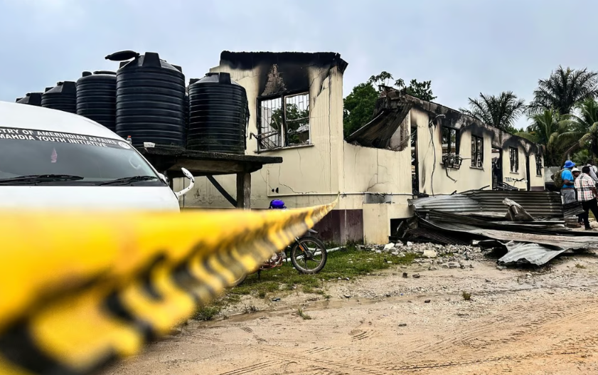 Quang cảnh ký túc xá của trường bốc cháy và khiến ít nhất 19 người thiệt mạng ở Mahdia, Guyana hôm thứ Hai. Ảnh: TNS
