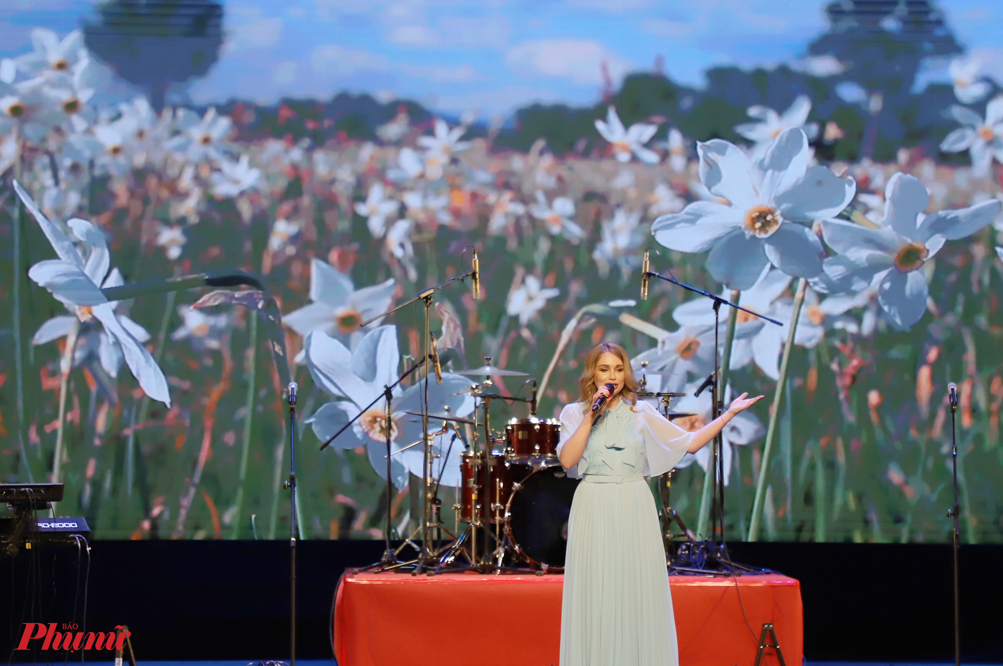 Nghệ sĩ Alena Lanskaya mang đến những hình ảnh tươi đẹp về vùng quê Belarus trong ca khúc 