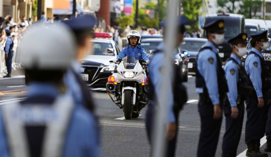 Cảnh sát Nhật Bản đang cảnh báo cư dân Nakano ở trong nhà vì một người đàn ông đang tự do với dao và súng trường.